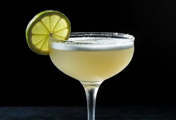 Cocktail Daiquiri dans une coupe élégante fond noir